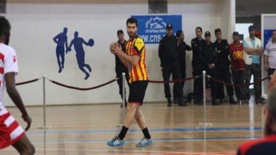 الأهلي يقترب من حسم صفقة لاعب اليد التونسي