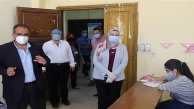 جولة لنائب رئيس جامعة عين شمس للإطمئنان على سير امتحانات الفرق النهائية