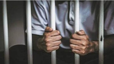 السجن المشدد 15 عاما لعامل تحرش بفتاة في قنا