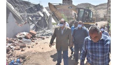 استرداد 70 فدان في إزالة 15 حالة تعدي ضمن الموجة الـ 16  للإزالات بأسيوط