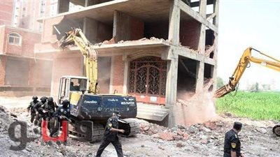 إزالة برجين مخالفين في الشرقية | فيديو وصور