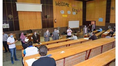 رئيس جامعة سوهاج يتفقد امتحانات الفرق النهائية | صور