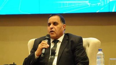 رئيس هيئة السكة الحديد يتفقد  نظم التحكم والإشارات على خط القاهرة/ الإسكندرية