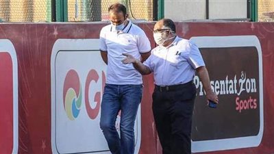 عبد الحفيظ يطمئن من طبيب الفريق  على المصابين