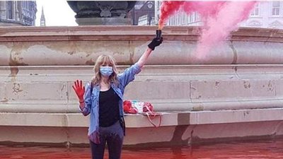 احتجاجا على تربية الحيوانات بالمزارع.. نوافير تصبغ باللون الأحمر في لندن | فيديو