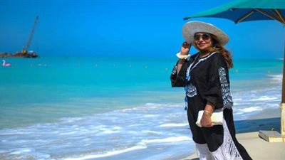 ليلى علوي تقضي إجازة الصيف في مدينة العلمين الجديدة