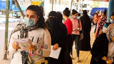 ١٠ صور ترصد دخول طلاب الثانوية إلى لجان الامتحانات بمطروح