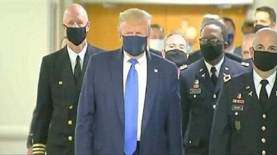 للمرة الأولى.. ترامب يرتدي الكمامة الواقية للوجه |  فيديو