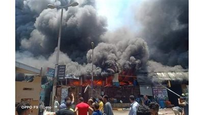 الخسائر بالملايين.. النيران تلتهم عشرات المحلات والأكشاك في حريق سوق توشكى بحلوان | فيديو