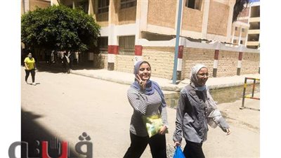 ضحكة وعلامة النصر.. فرحة طالبات مطروح بإمتحاني الكيمياء والجغرافيا | صور