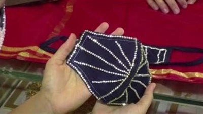 متجر هندي للمجوهرات يعرض كمامات مرصعة بالألماس