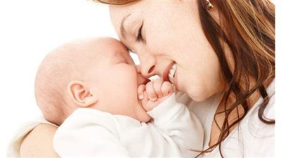 خبيرة تربوية: ابتعادك  عن طفلك لساعات أول عامين أفضل له