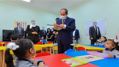 السيسي يوزع هدايا على أطفال إحدى الحضانات بالأسمرات 3 ويكتب إهداء لطفلة