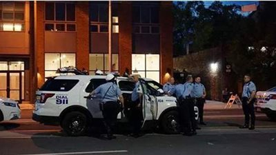 بعد واقعة فلويد.. شاب أسمر يخنق شرطي أمريكي خلال مظاهرة | فيديو