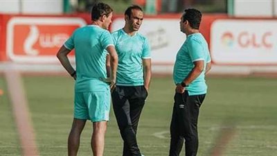 فايلر يجتمع بمعاونيه على هامش مران الأهلي اليوم