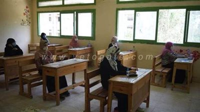 653 ألف طالب وطالبة يؤدون امتحاني الكيمياء والجغرافيا اليوم.. بدء دخول الطلاب في الثامنة صباحًا.. إجراءات مشددة من التعليم.. و4 معلومات عن بوكليت كل مادة