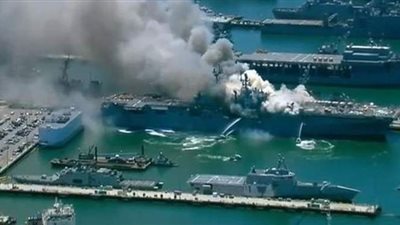 حريق ضخم بسفينة تابعة للبحرية الأمريكية | فيديو
