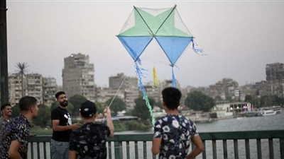 الطائرات الورقية فوق كباري العاصمة.. متعة وفن وروقان | صور