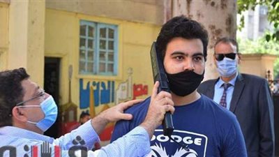 لحظة تفتيش طلاب الثانوية العامة بالعصا الإلكترونية لمواجهة الغش | فيديو وصور