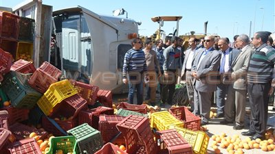 بالصور.. محافظ الإسماعيلية يتابع حادث انقلاب شاحنة «كوبري القصاصين»