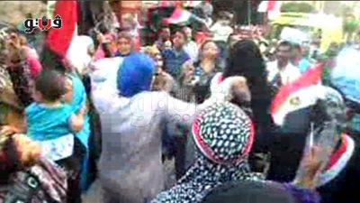 بالفيديو.. أهالي المنوفية يرقصون أمام اللجان على أنغام «بشرة خير»