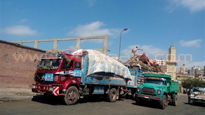 بالصور.. «البيئة» تنفذ تعليمات «الوزراء» لرفع القمامة بالإسكندرية