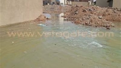 بالصور.. أطفال الشرقية يسبحون في الشارع بعد انفجار ماسورة مياه