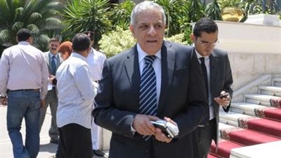 محلب يتفقد اللجان الانتخابية بالجيزة