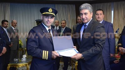 بالصور.. وزير الطيران يكرم طاقم الطائرة المحررة