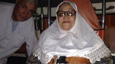 بالصور.. مريضة تدلي بصوتها داخل سيارة إسعاف بالمهندسين