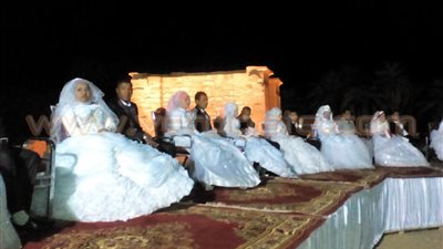 بالصور.. زفاف جماعي لـ44 عريس وعروسة بمعبد هيبس بالوادي الجديد