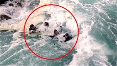 بالفيديو والصور.. لحظة تحدى عدد من «السباحين» لموجه ضخمة