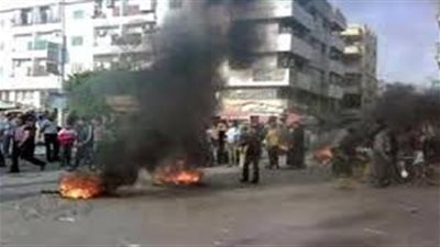 أنصار المعزول يشعلون إطارات السيارات أعلى كوبري أكتوبر