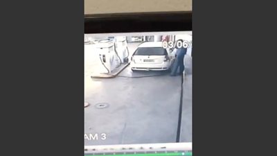 بالفيديو.. سرعة بديهة شرطي تنقذ مواطنا من السرقة