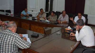 محافظ المنيا يبحث مع «المرور» مواجهة الزحام وحوادث الطرق