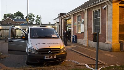 بالفيديو والصور.. تفاصيل أبشع حادثة على متن قطار سريع في لندن