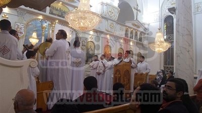 بالصور والفيديو.. شباب الثورة والأحزاب بالمحلة يشاركون الأقباط احتفالات أعياد الميلاد