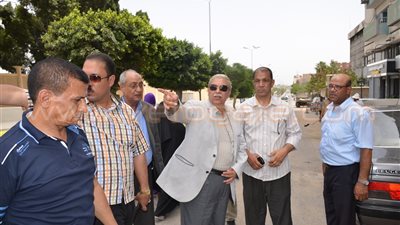 بالصور.. محافظ الإسماعيلية يتفقد منطقة الهبوط الأرضي بطريق البلاجات