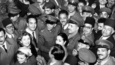 صورة نادرة لمحمد نجيب مع الفنانين