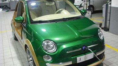 نشطاء ليبيون يتداولون صورا لسيارة القذافى