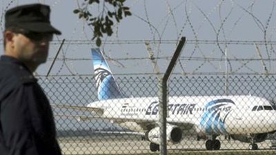 رئيس نقابة الضيافة الجوية يكشف تفاصيل جديدة في حادث اختطاف الطائرة.. «عبد الباسط»: المضيفة التقطت صورا مع المختطف لكشف هويته.. والطاقم تعامل بحكمة مع الجاني لضمان سلامة الركاب