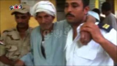 بالفيديو..«عجوز» يدلي بصوته محمولا على الأعناق في قنا