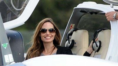 طائرة أنجلينا جولي الجديدة تشعل «فيس بوك»