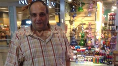 تداول صور لـ«عمر عفيفي» خلال عمله بـ«كشك سجاير» في واشنطن