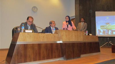 عمرو الجارحي يكرم الحاصلين على دورات تدريبية بوزارة المالية