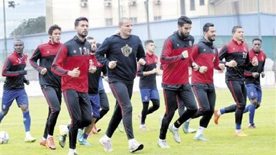 مستبعدو الأهلي من القمة يدعمون زملاءهم في برج العرب.. الليلة