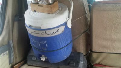 سائق ميكروباص يضع «كولمان مياه» داخل سيارته بالمنصورة