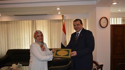 وزير القوى العاملة يكرم مدير الشئون المالية لبلوغها سن المعاش
