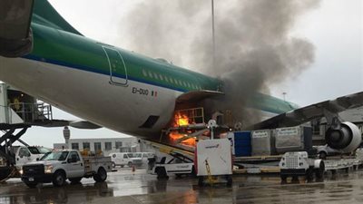 شاهد.. لحظة اشتعال النيران في طائرة على مدرج مطار أورلاندو