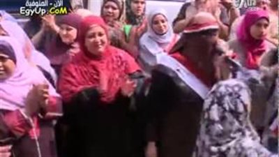 بالفيديو.. منتقبة تغنى 